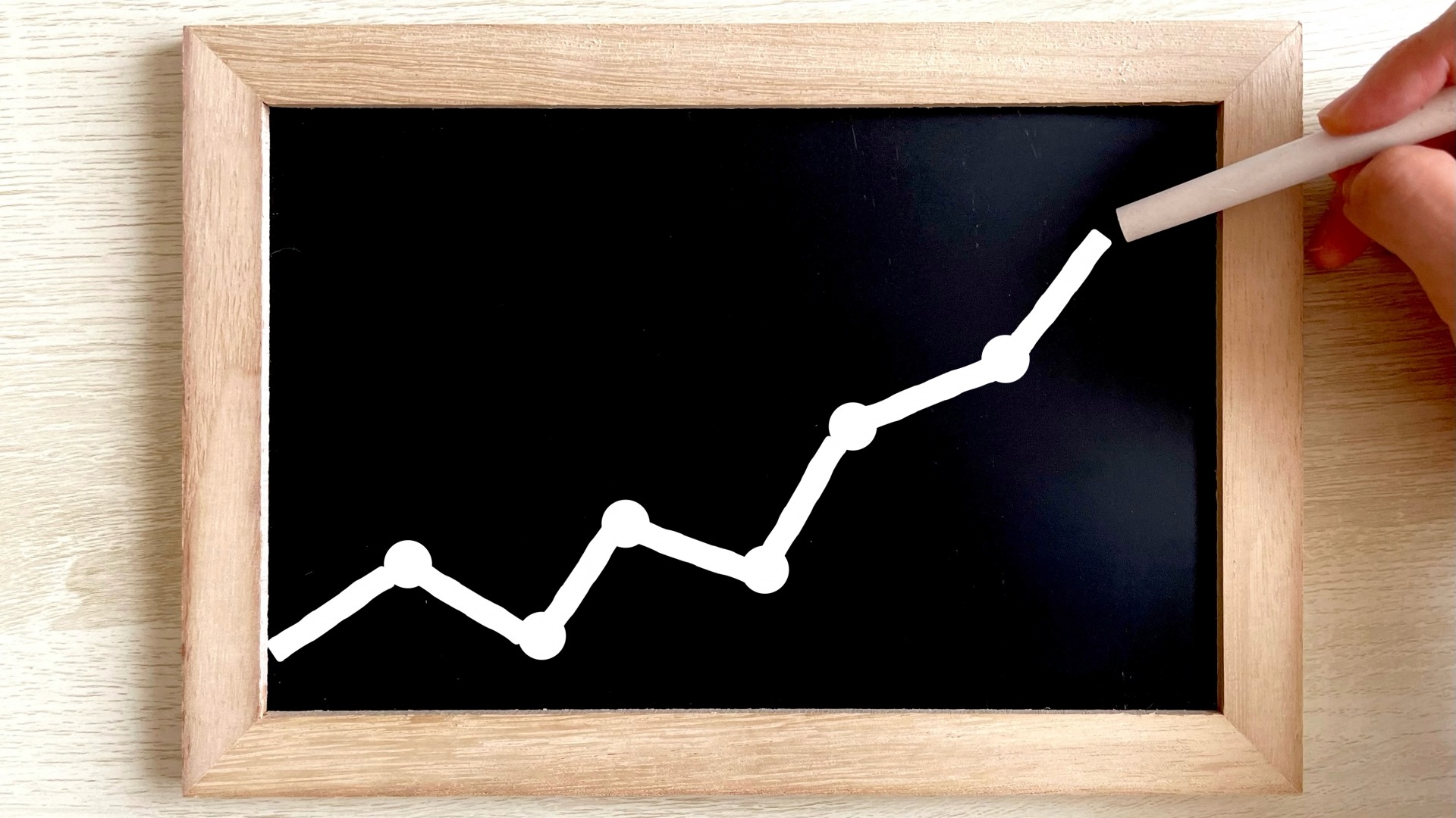 継続的なSEO施策によって、オウンドメディアのアクセス解析データが右肩上がりに改善していく様子を表現したグラフ