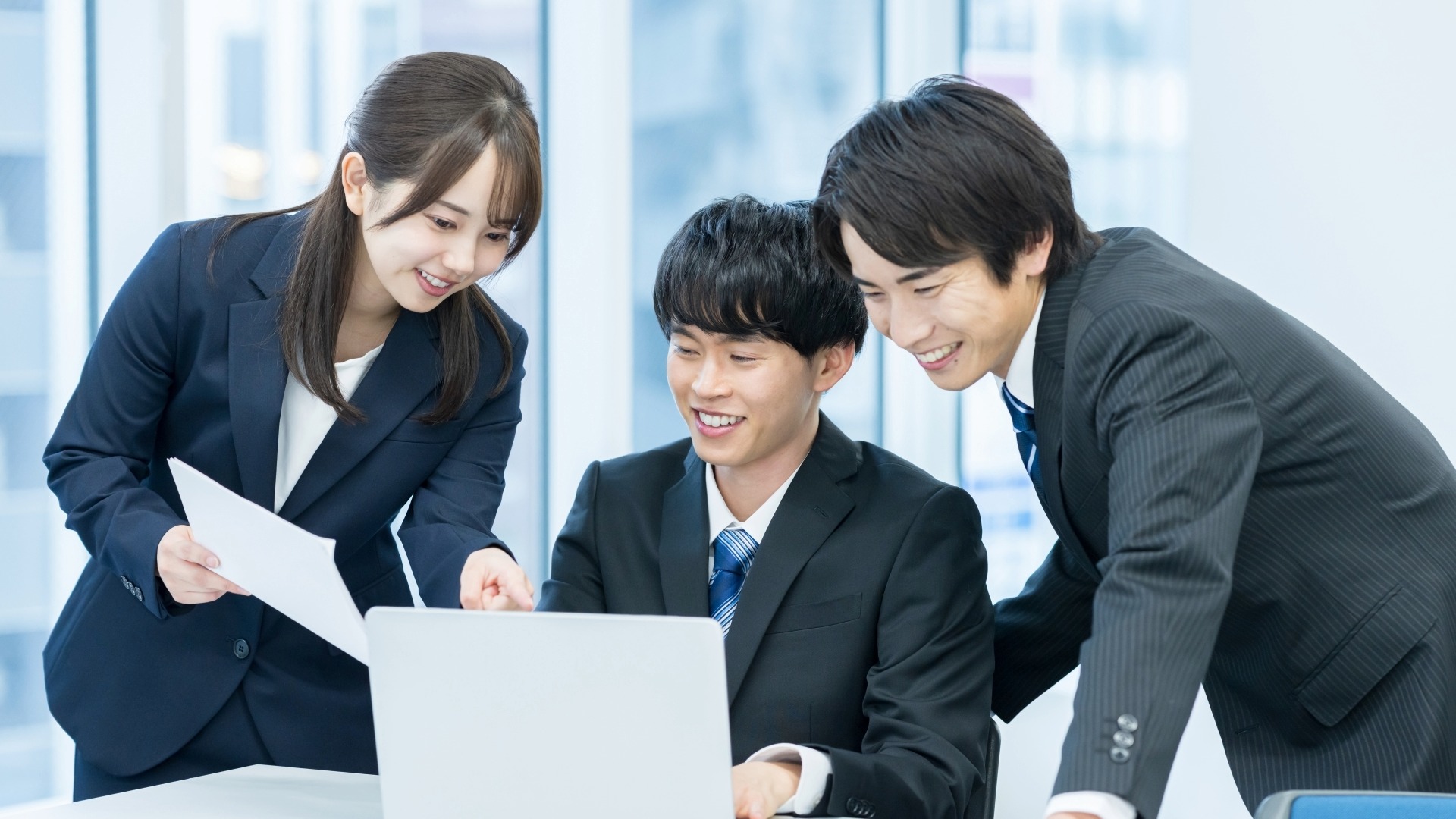 サイテーションの増加を喜ぶWebマーケティングチーム。SEO外部対策の成功事例を共有。