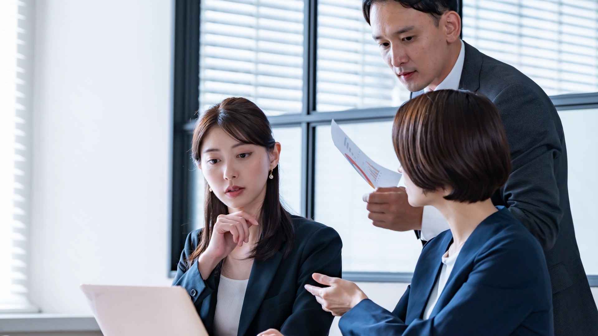 オウンドメディア運用の精度を高めるため、ターゲットを具体化している社員たちのイメージ。