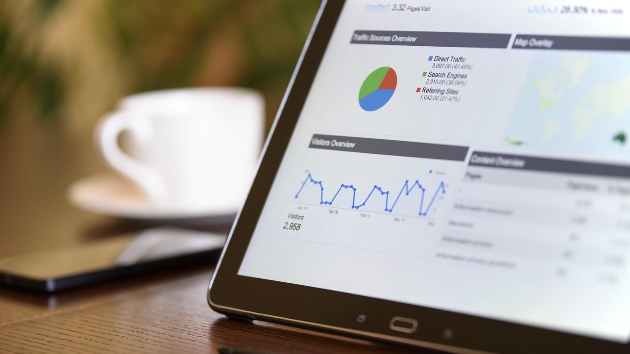 オウンドメディア運営のメリットである効果測定を可視化するため、タブレットでアクセス解析のデータを確認する様子。