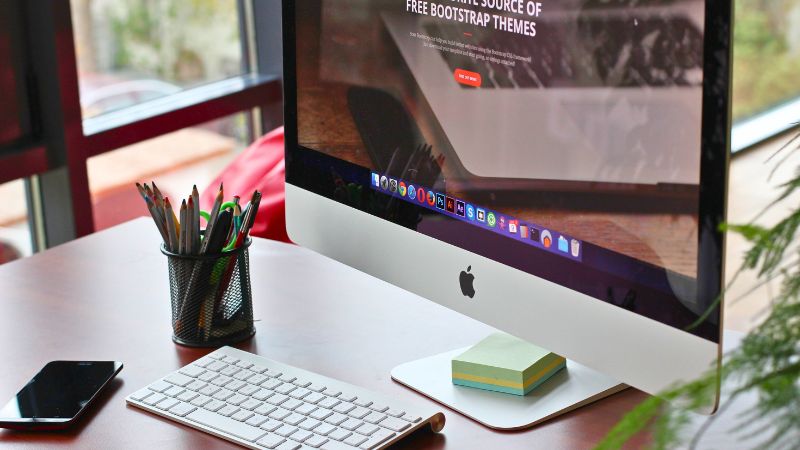 オウンドメディアの始め方に欠かせないサイト構築作業。デスクトップパソコンでWebデザインの細部を確認し、公開に向けた準備を進める風景。