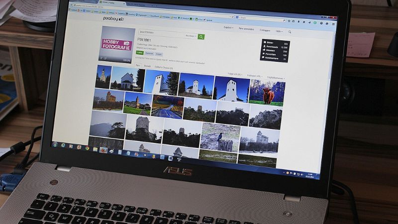 オウンドメディアの始め方に欠かせない記事コンテンツ制作の様子。フリー素材サイトなどを活用して、読者の目を引くアイキャッチ画像や挿入写真を選定する工程。