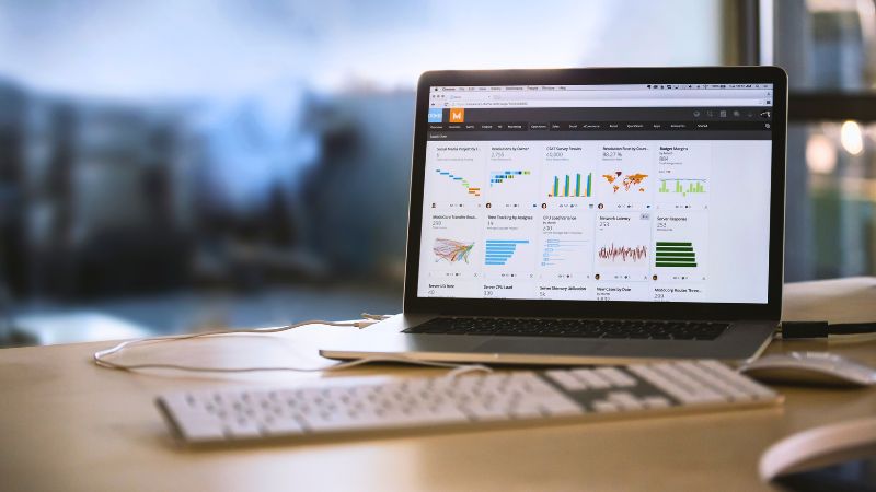 オウンドメディア成功事例の分析に欠かせないデータ計測。アクセス数やユーザー属性などの解析データを可視化し、効果的な施策改善(PDCA)を回して成果を最大化するイメージ。