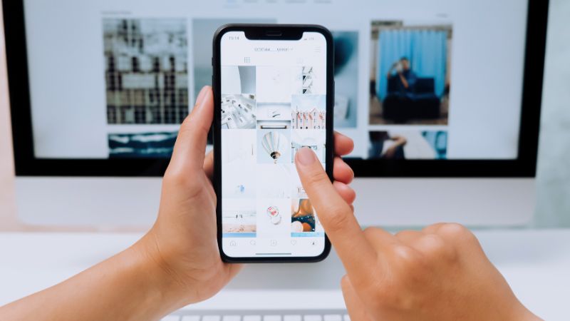 オウンドメディアとSNSを連携させた拡散・流入施策。Webサイトの記事をスマホに最適化し、Instagram等のプラットフォームを通じて認知度を高める手法のイメージ。
