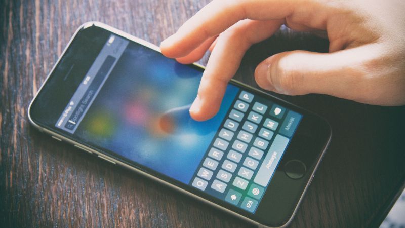 ユーザーが検索窓にキーワードを入力する瞬間。オウンドメディアが「意味ない」と言われないために不可欠な、検索意図への合致とSEOの重要性を象徴。