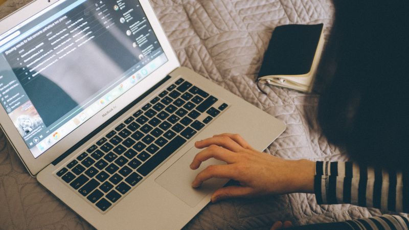 オウンドメディアの運用担当者が記事を執筆している様子。ただ書くだけで「意味ない」結果に終わらせないための、正しい分析と継続的な改善を想起させる。