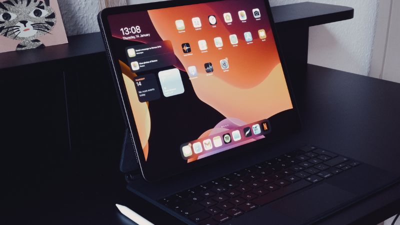 マルチデバイスに対応したオウンドメディア運用。モバイルユーザーの検索順位を落とさず、「意味ない」サイトにしないための最適化イメージ。