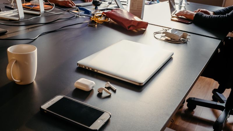 Google検索で情報を探すユーザー。オウンドメディアが意味ないと言われる原因である検索順位の低迷や集客の失敗をイメージ。