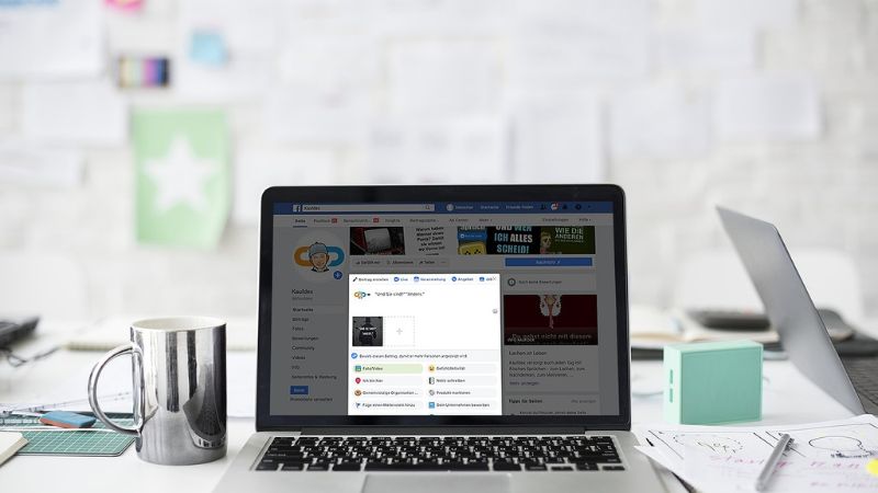 Google検索で情報を探すユーザー。オウンドメディアが意味ないと言われる原因である検索順位の低迷や集客の失敗を想起させる。