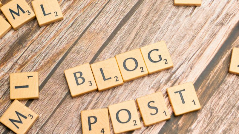 オウンドメディアの更新が意味ないと感じる原因を探る。検索順位に影響する「BLOG POST(ブログ記事)」の質と集客戦略を象徴するタイル。