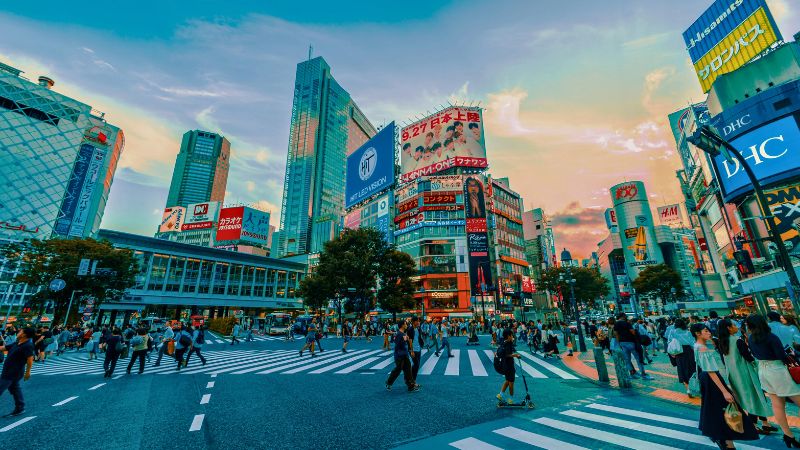 多くの情報が溢れる現代の集客競争。オウンドメディアが埋没して「意味ない」状況に陥らないための、差別化と流入経路の確保をイメージ。