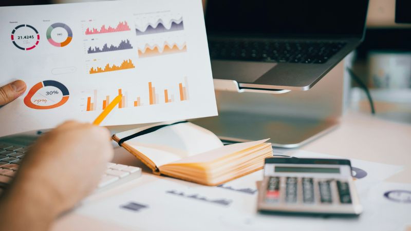 数値データに基づいたコンテンツ制作の改善プロセス。グラフ資料を詳細にチェックし、客観的な視点で質を高めるための手順。