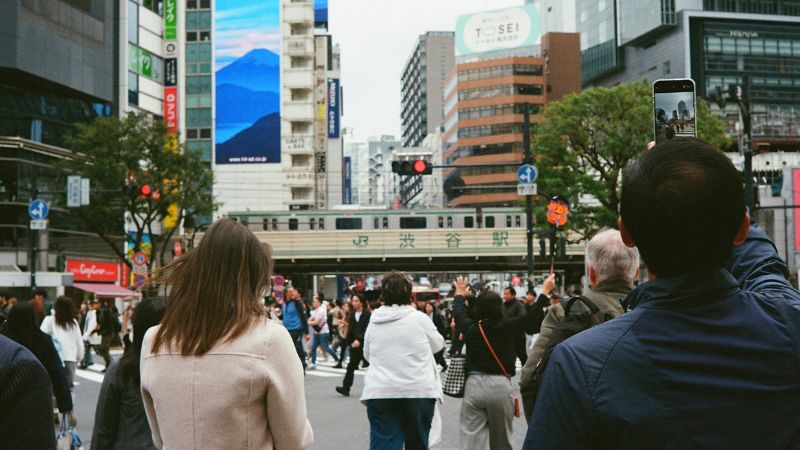 コンテンツ制作の必要スキルである現場リサーチ。渋谷駅前で人々の動向を観察し、リアルな市場ニーズを改善に繋げる手順。
