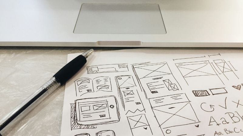 コンテンツ制作をスムーズに進めるためのレイアウト設計。手書きで構成を練ることで、改善のコツを整理し失敗を防ぐ手順。