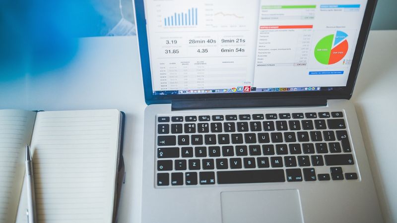 解析ツールを用いたコンテンツ制作の効果検証。詳細な数値データからユーザー行動を把握し、次の改善手順へ繋げるプロセス。