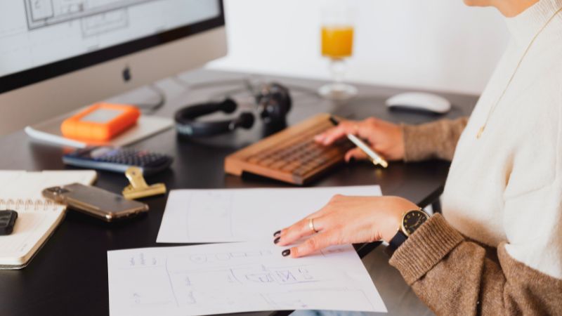 コンテンツ制作の構成案(ワイヤーフレーム)作成と数値シミュレーション。失敗しないための事前準備として、PC作業と手元の資料、電卓を使い、改善のコツを具体化する手順。