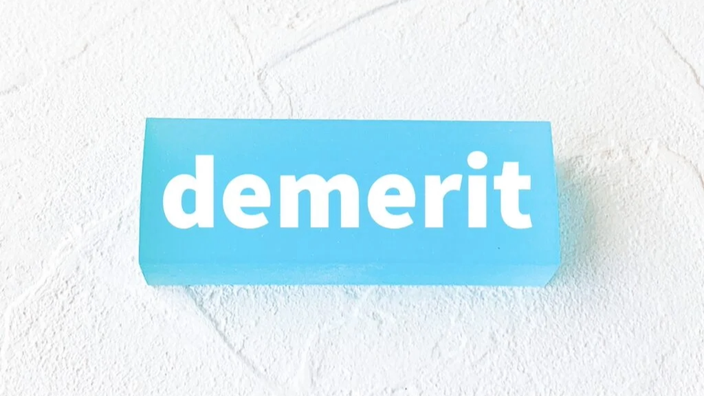 オウンドメディア運用のデメリットや外注時の注意点を解説。自社運用の課題や、外注先選びで失敗しないための基礎知識を紹介するイメージ。