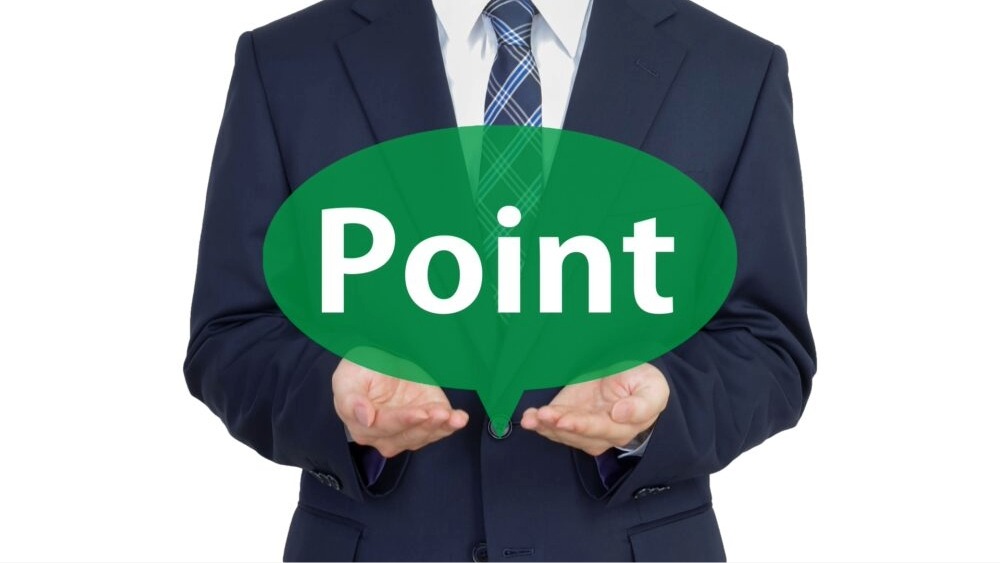 コンテンツマーケティングの手法や活用ポイントを紹介する男性社員のイメージ。