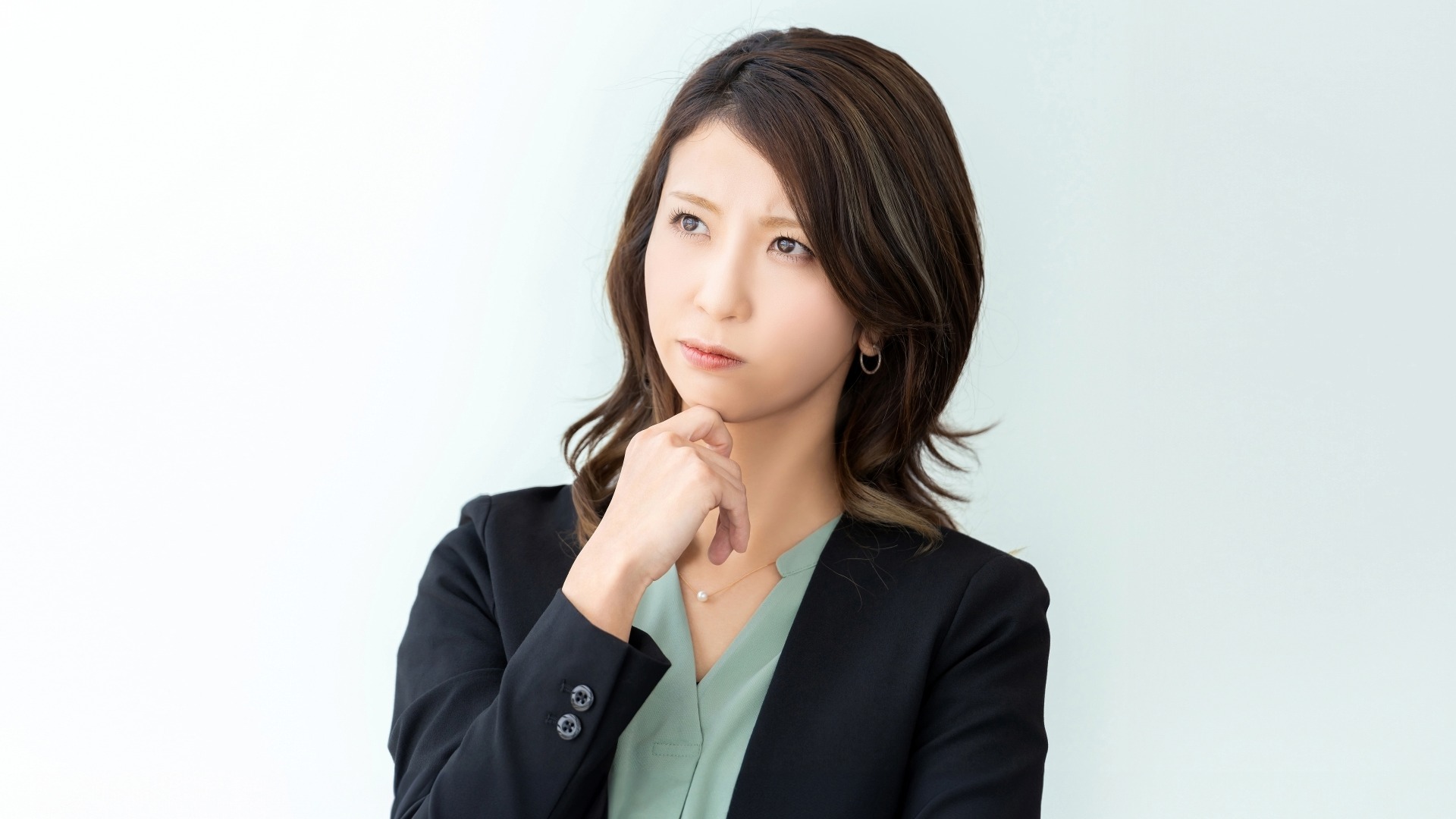 オウンドメディアの成功事例や運用のコツを模索するWeb担当者。成果を出すための戦略立案や、外注活用のメリットを考えている様子。